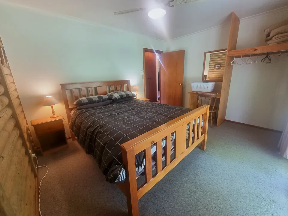 Bedroom queen wide 2
