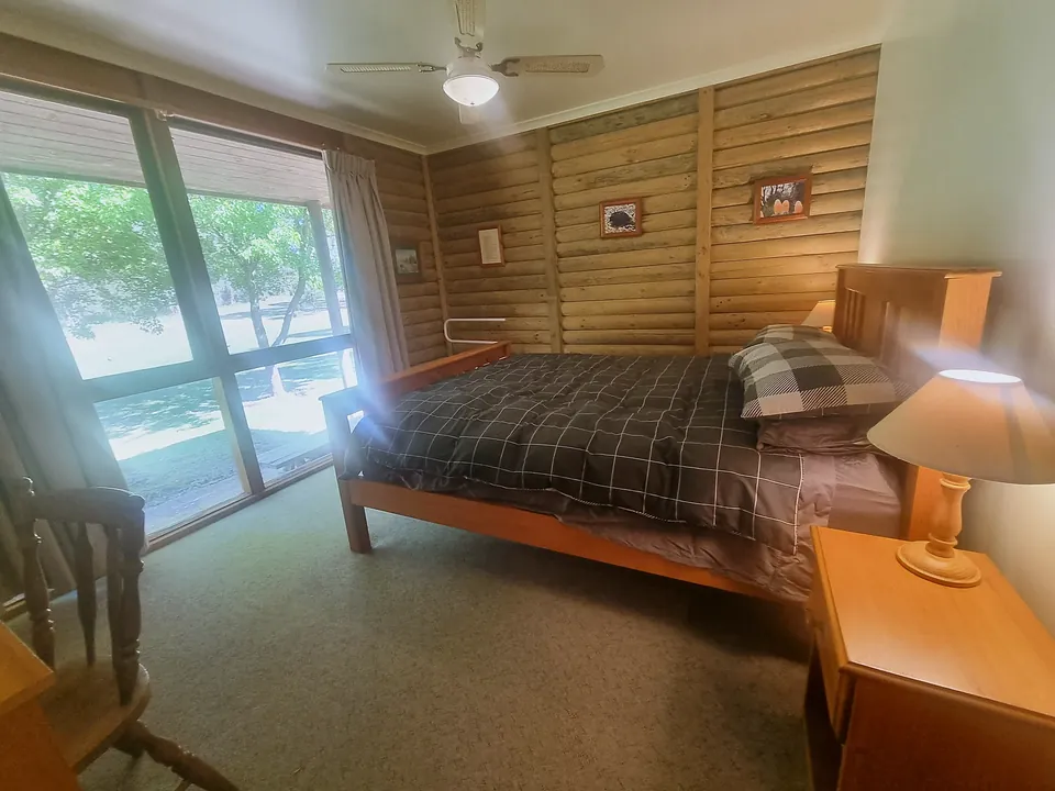 Bedroom queen window